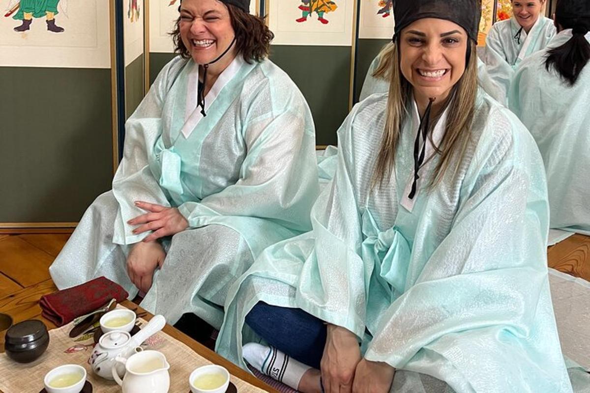 Dos mujeres con kimonos sentadas en una habitación