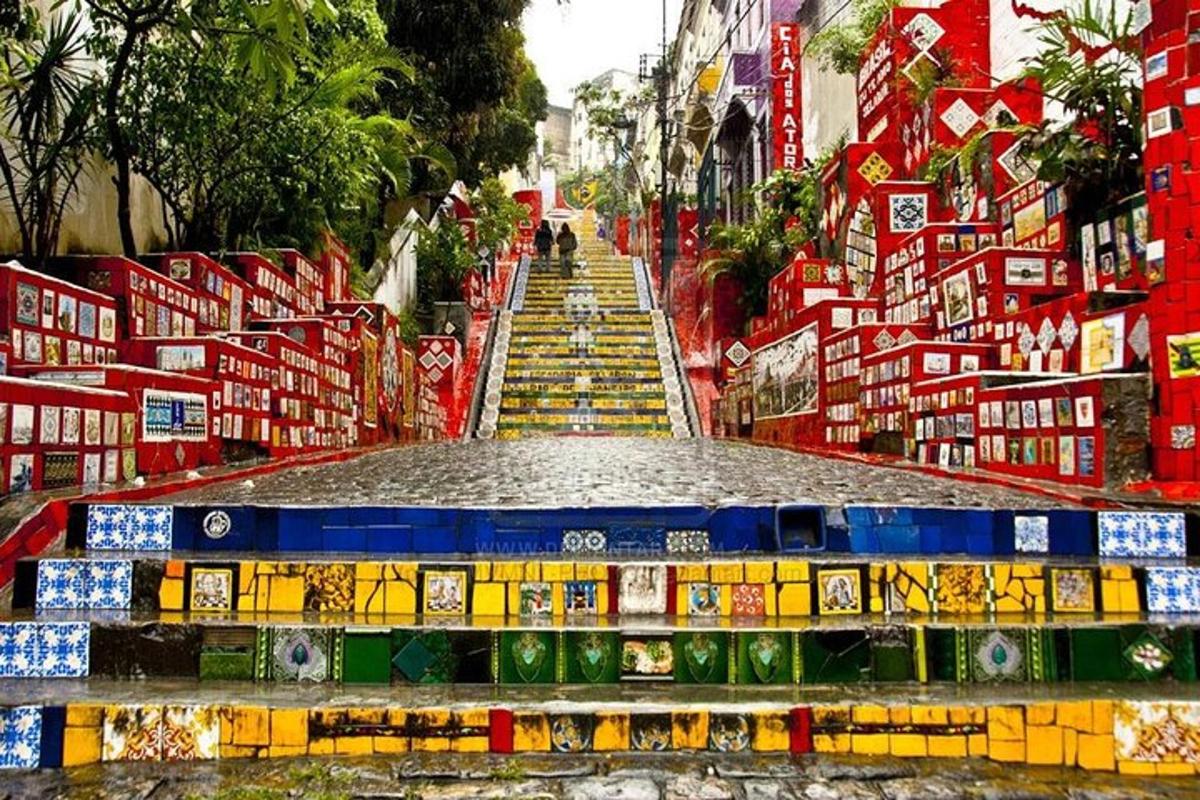 una scala con divisori colorati su una strada cittadina