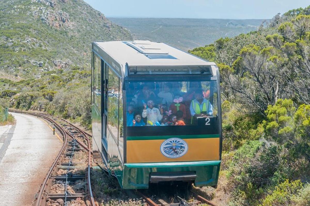 um trem nos trilhos com pessoas dentro