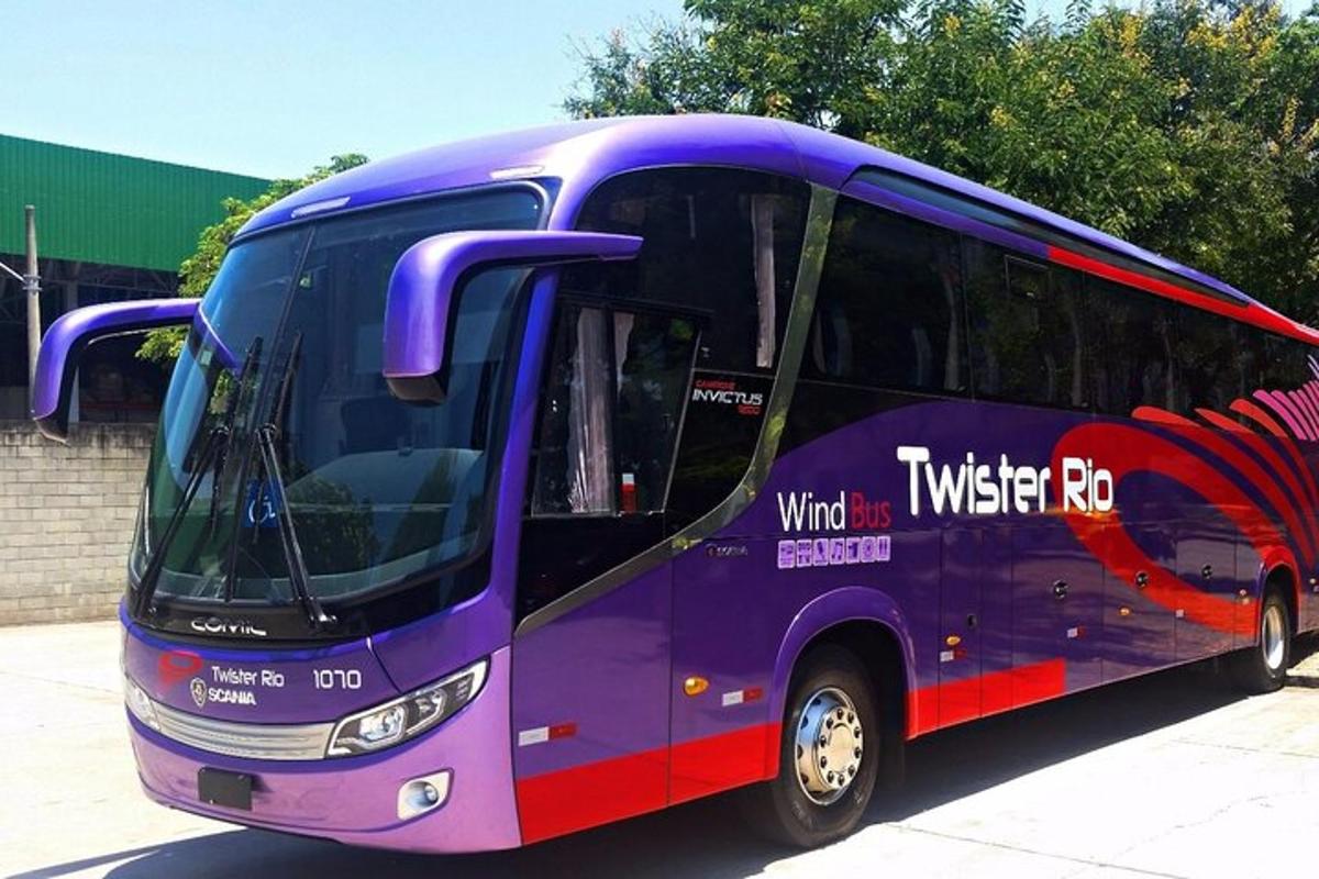 un autobus viola è parcheggiato in un parcheggio