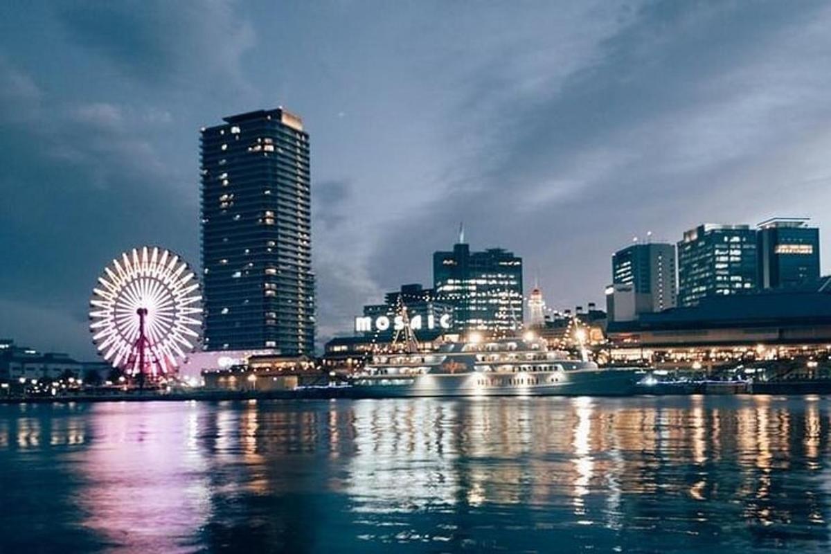 đường chân trời của thành phố với vòng đu quay vào ban đêm