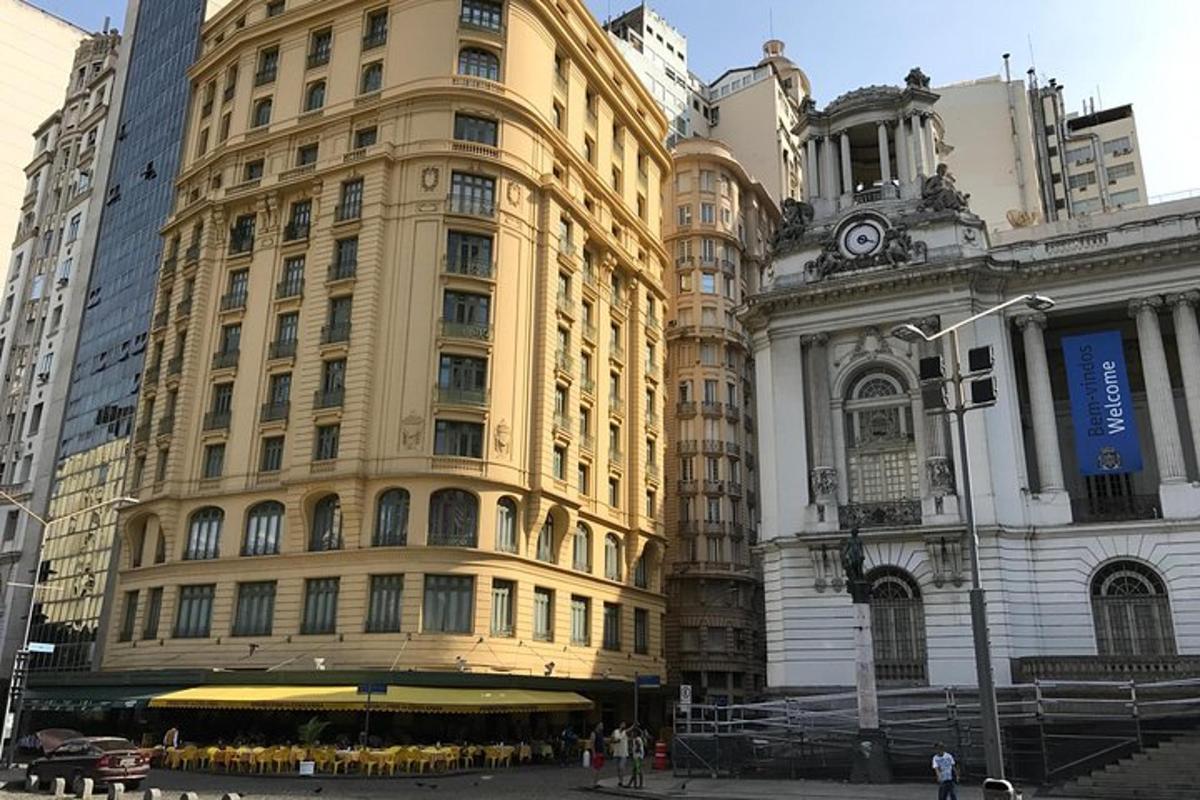 un grande edificio giallo con un orologio sopra