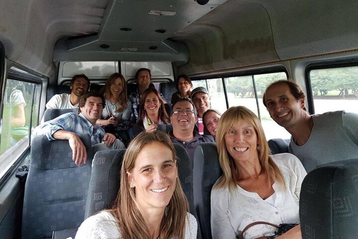 un gruppo di persone sedute sul retro di un autobus