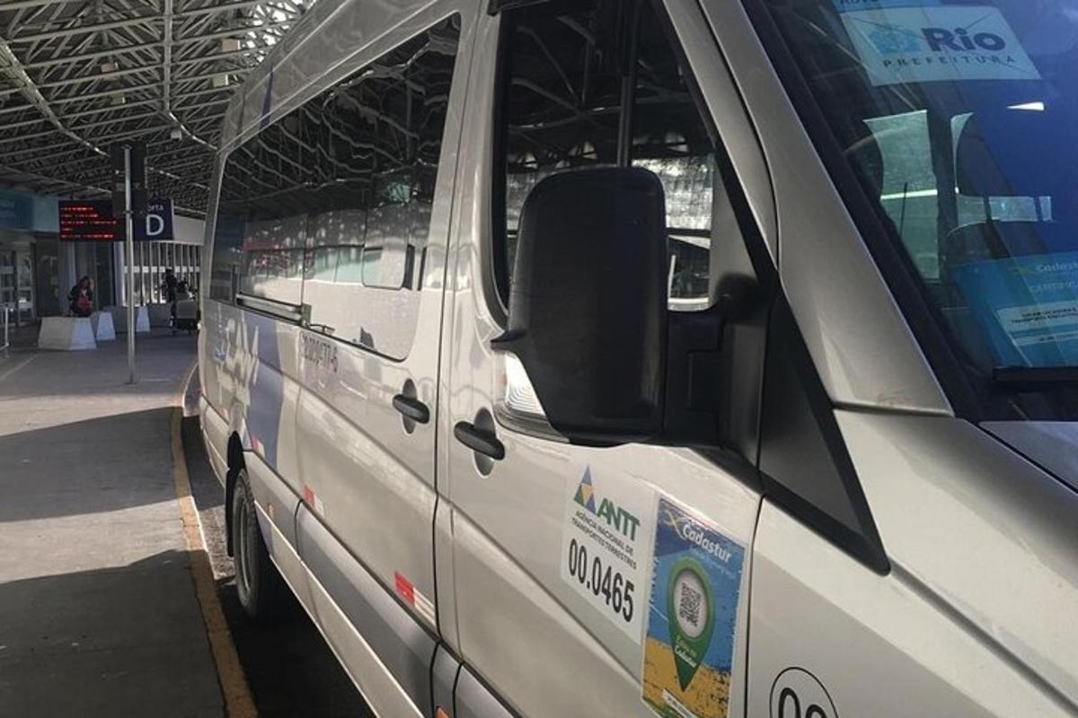 un furgone bianco è parcheggiato in un edificio