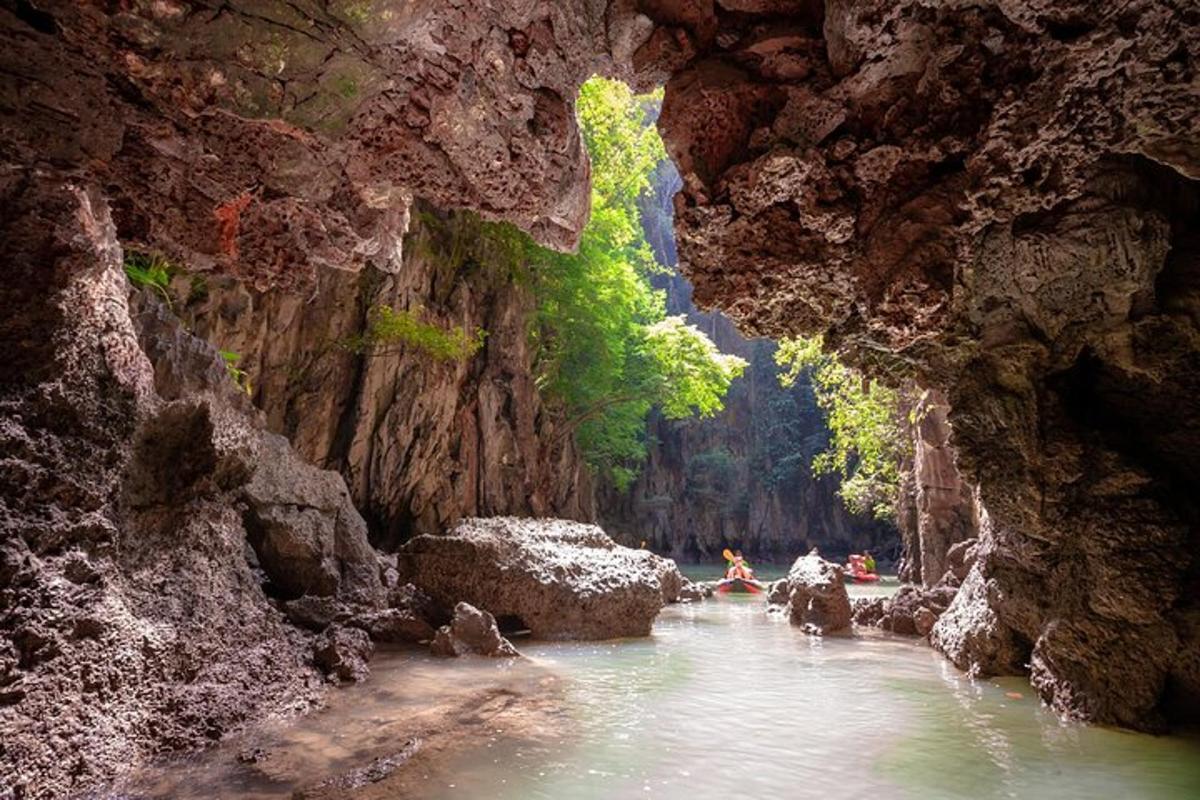 Un grupo de personas en un río en una cueva.