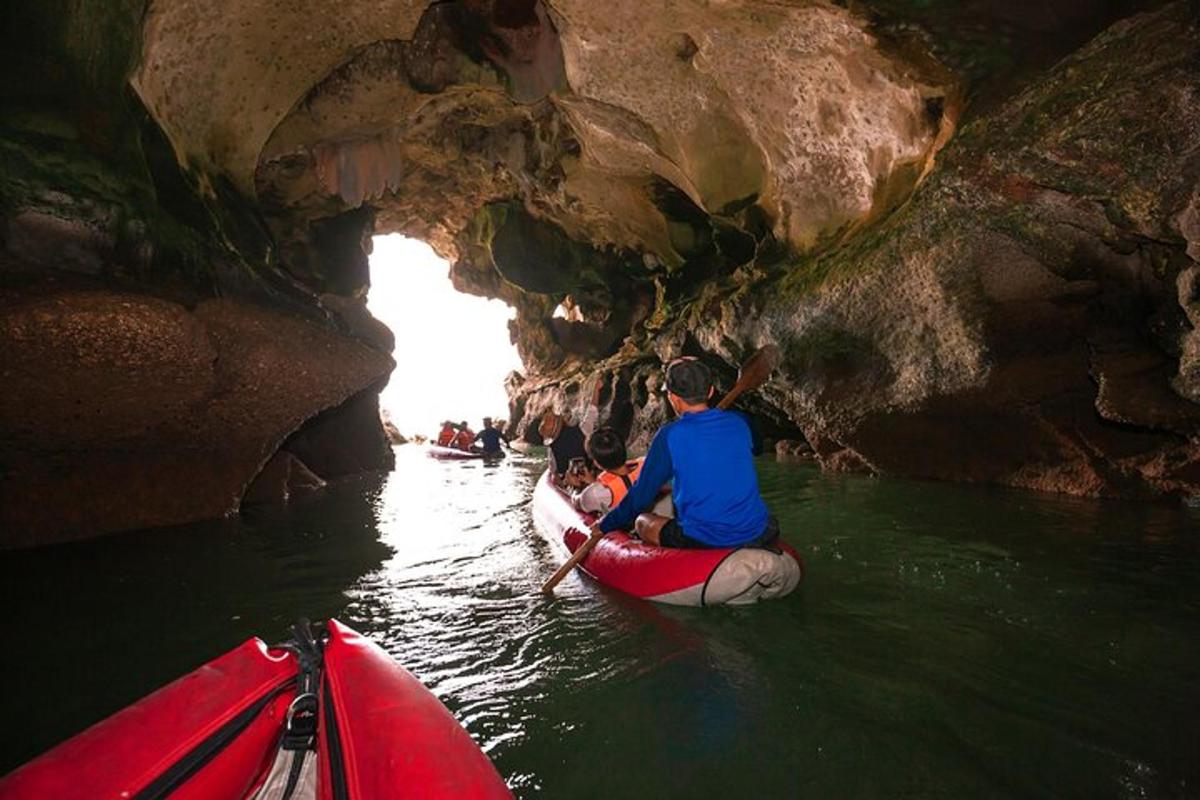 un gruppo di persone sui kayak in una grotta