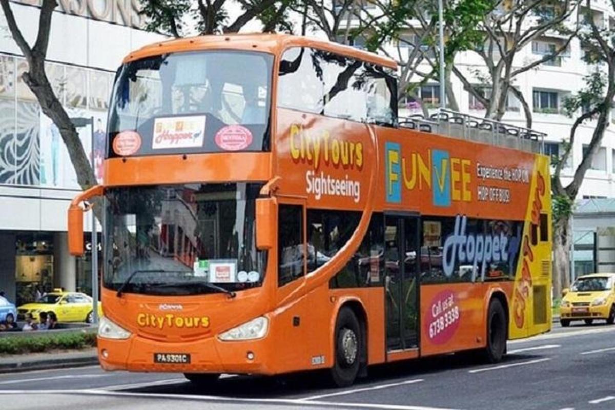 oranž kahekordne buss sõidab mööda tänavat