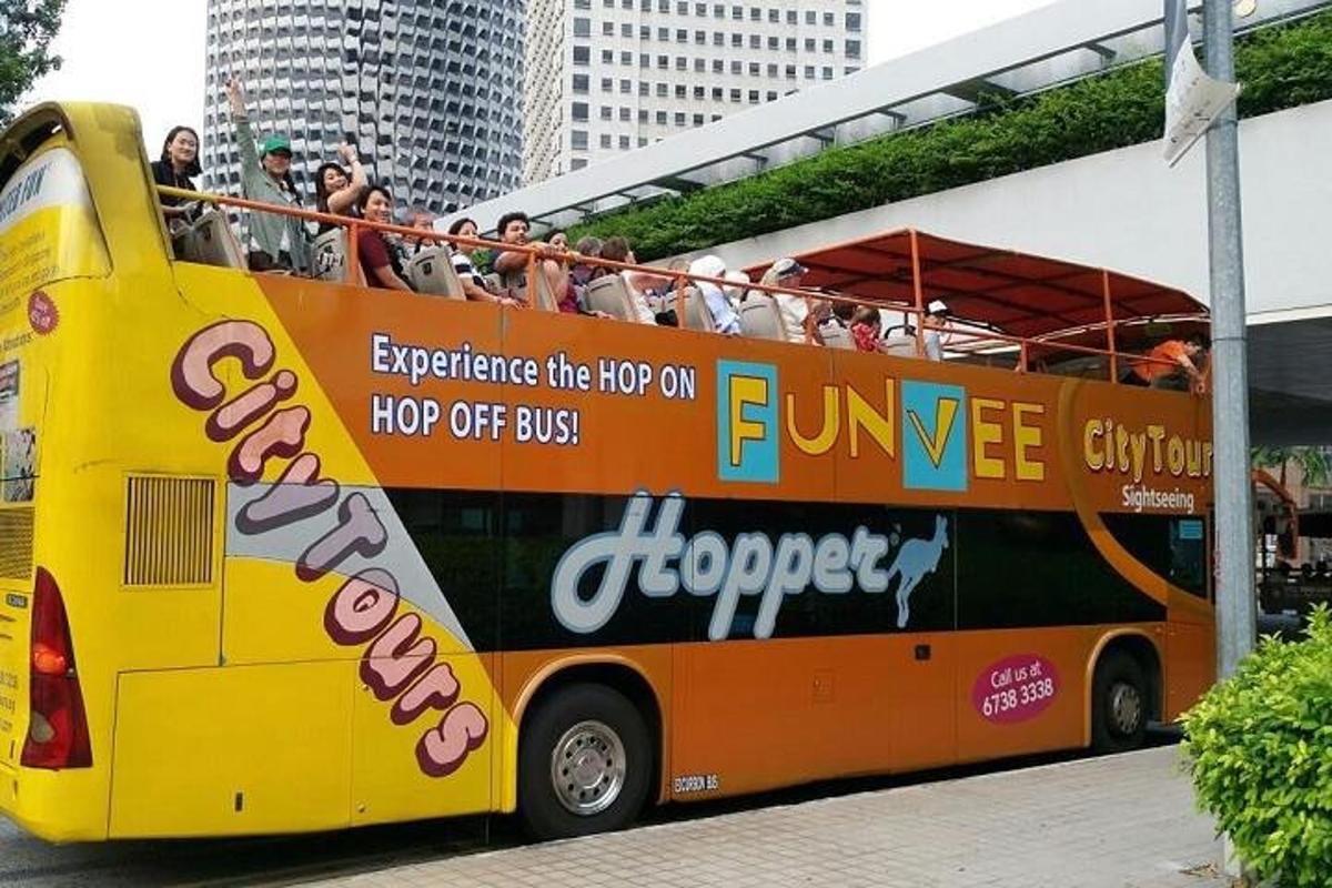 kahekordne buss, mille ülemisel korrusel on inimesed