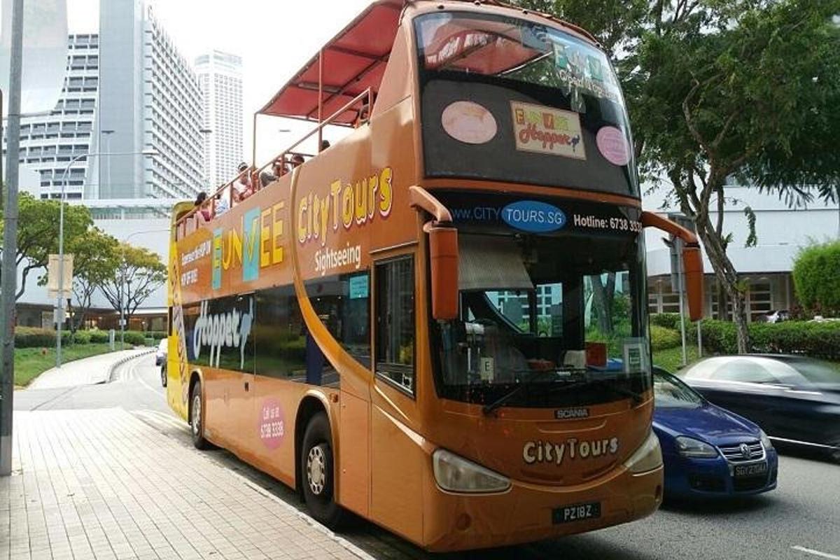 oranž kahekordne buss pargitud tänavale