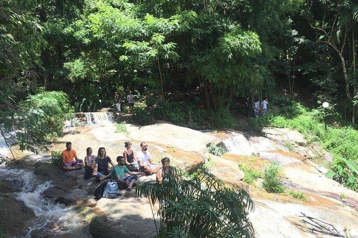 폭포 근처 바위에 앉아 있는 사람들