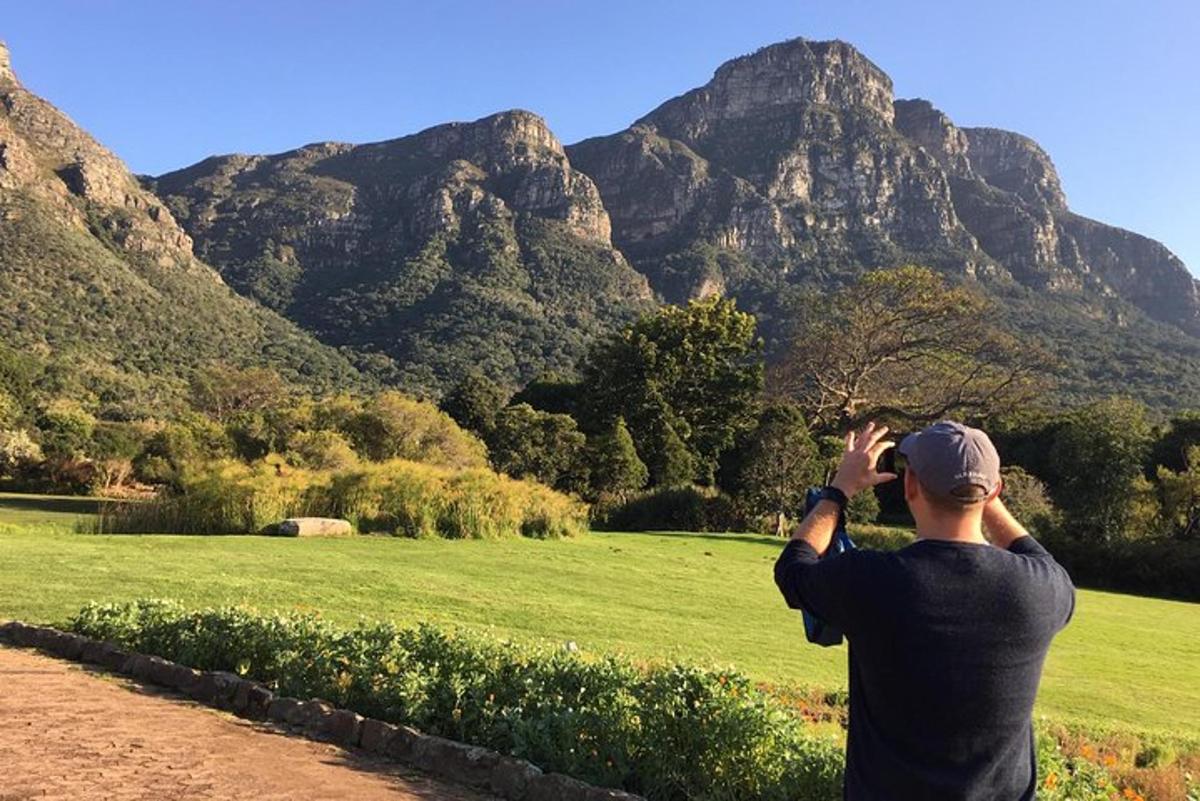 un hombre tomando una fotografía de una montaña