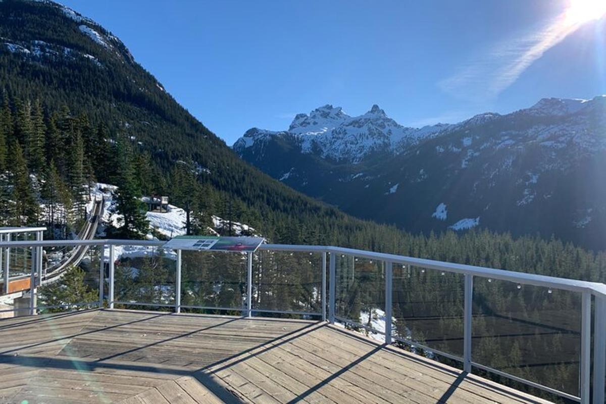 uma varanda com vista para uma montanha