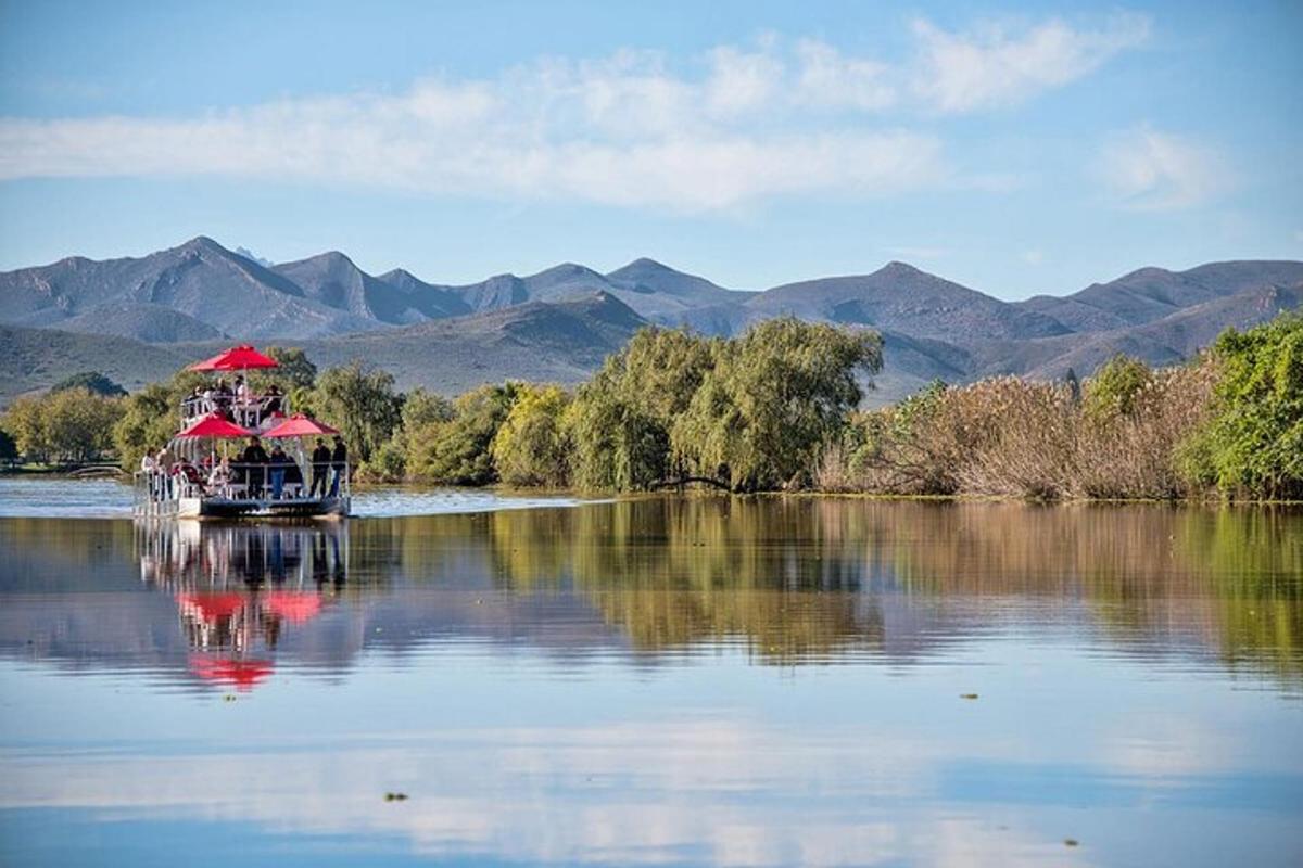 Un barco en un lago con montañas al fondo