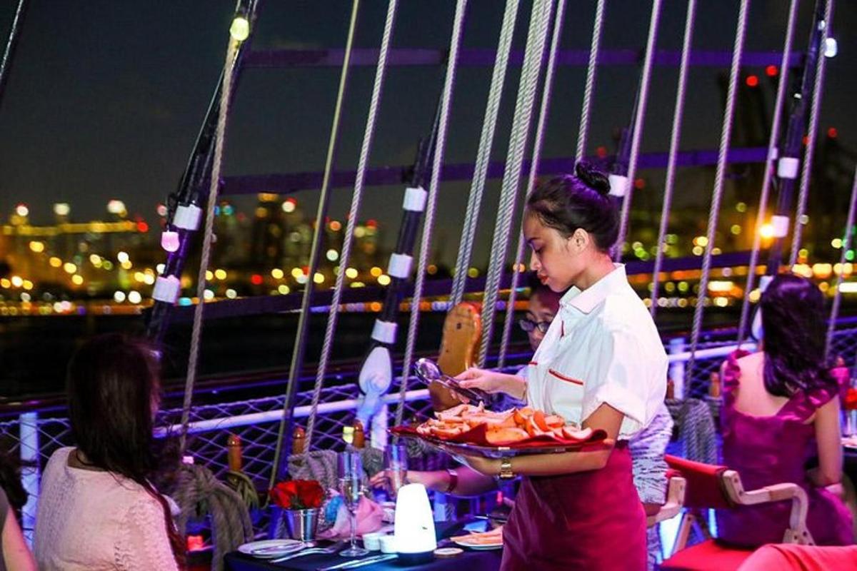 una donna che tiene un vassoio di cibo su un balcone