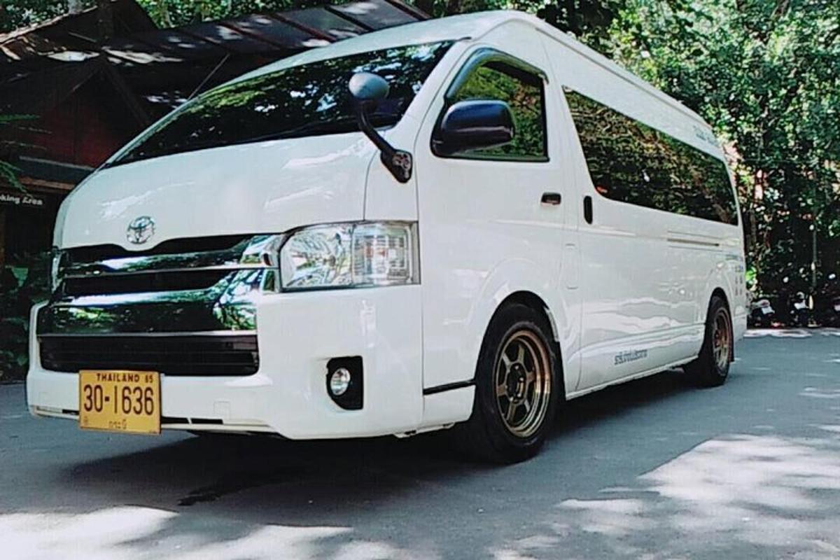 una camioneta blanca estacionada en un estacionamiento