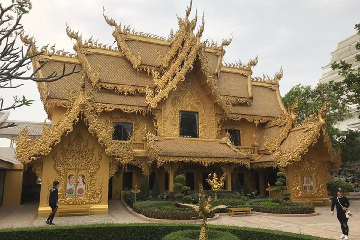 un edifici davant d'un edifici