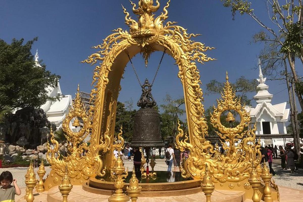 un cancello d'oro davanti a una fontana