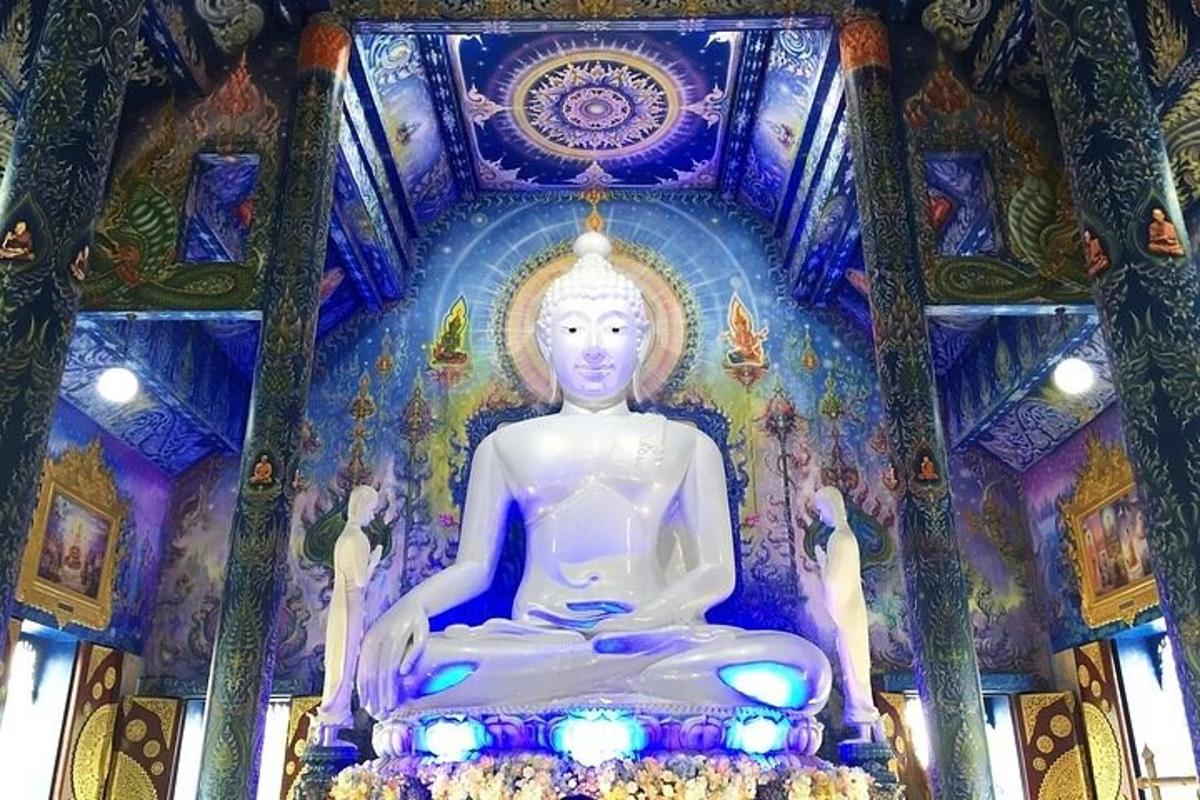 patung besar buddha di kuil