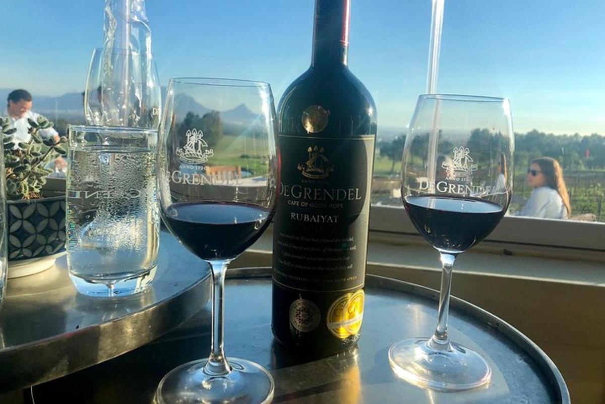 due bicchieri di vino su un tavolo con una bottiglia di vino