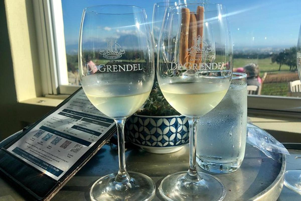 due bicchieri di vino bianco appoggiati su un tavolo