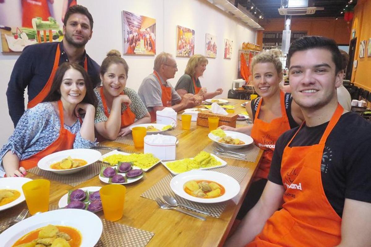 un grup de persones assegudes a una taula menjant