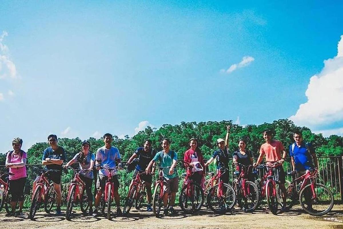 un gruppo di persone in bicicletta che posano per una foto