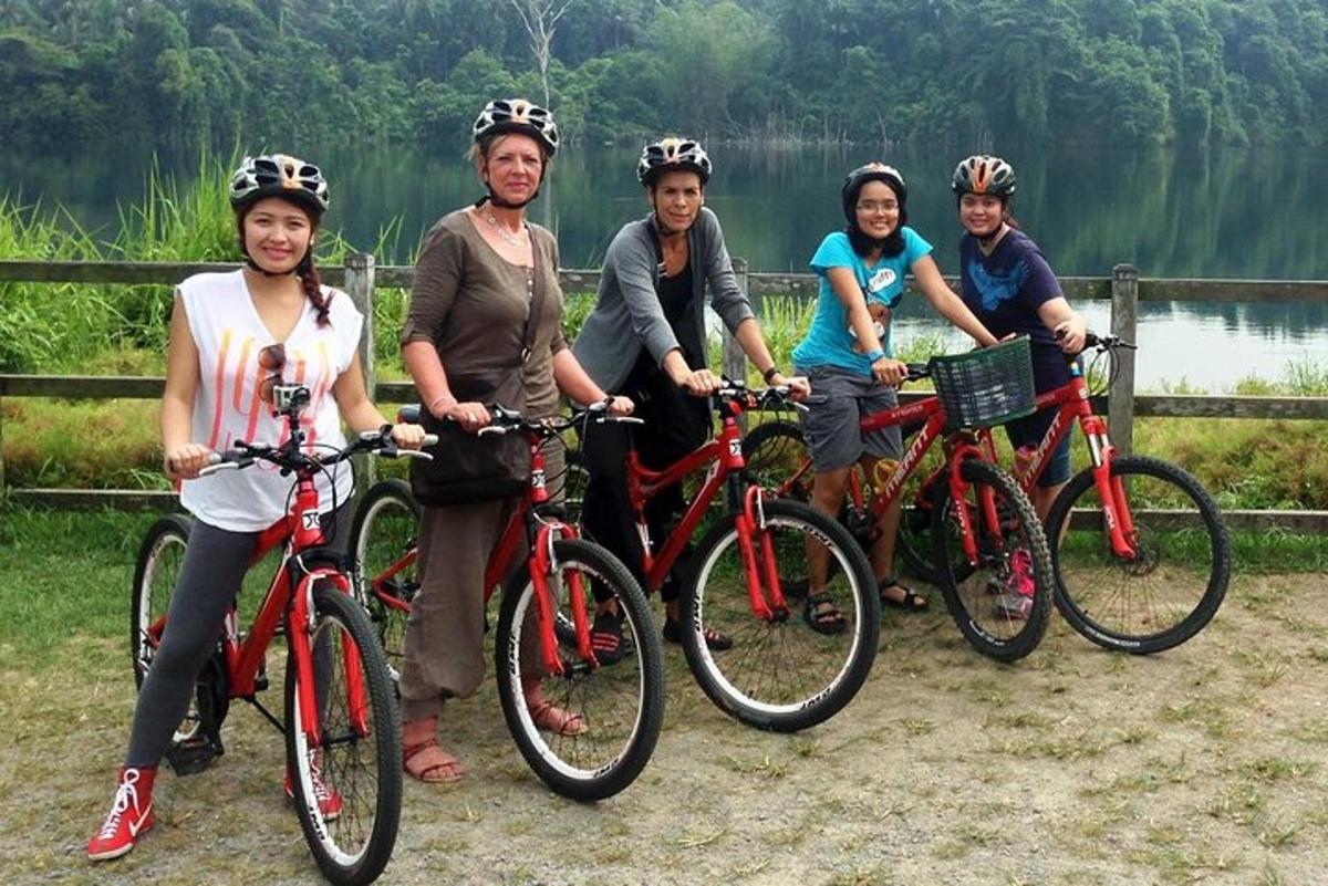 un gruppo di persone in posa con le loro biciclette