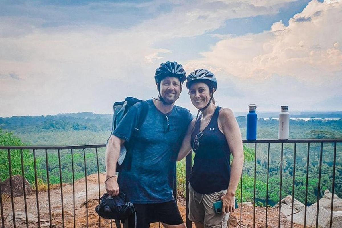 un uomo e una donna in piedi sulla cima di una montagna