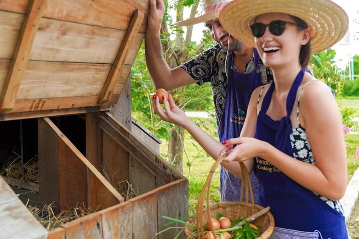 鳥小屋の横に立っている男性と女性