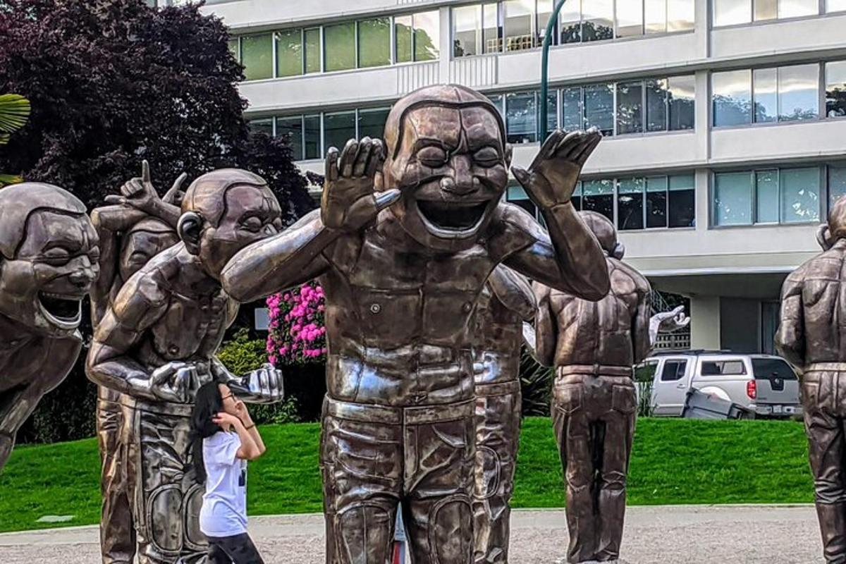 una statua di un gruppo di persone in piedi accanto a