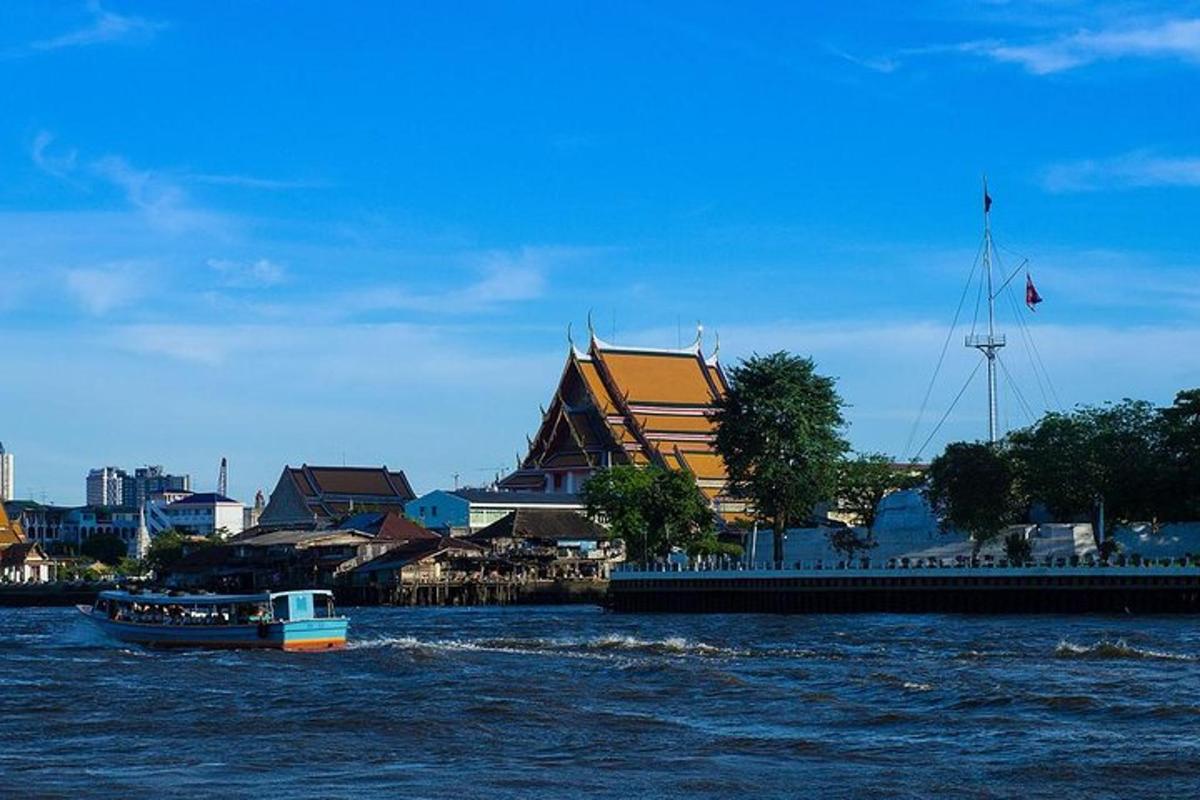 un barco en el agua al lado de un edificio