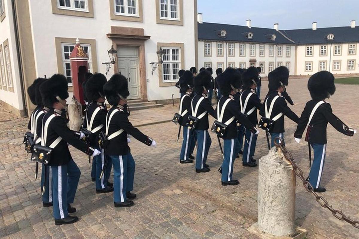 un grup de fete în uniformă în fața unei clădiri