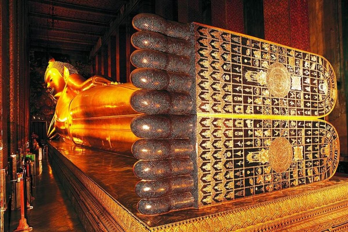 laual suur kuldne Buddha kuju