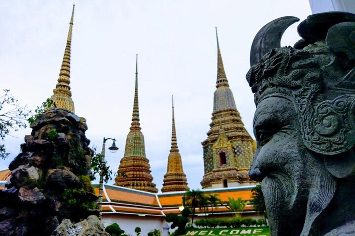 Bangkokis asuv tempel, mille ees on kuju