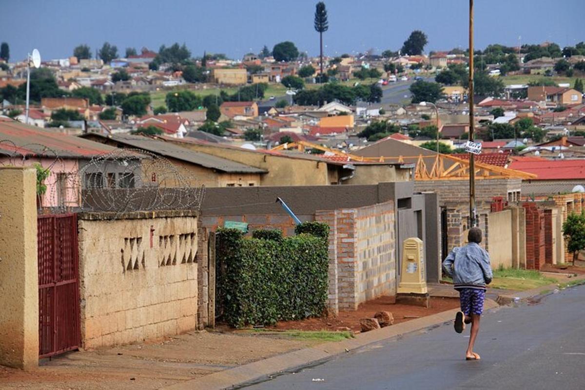 una persona caminando por una calle de un pueblo