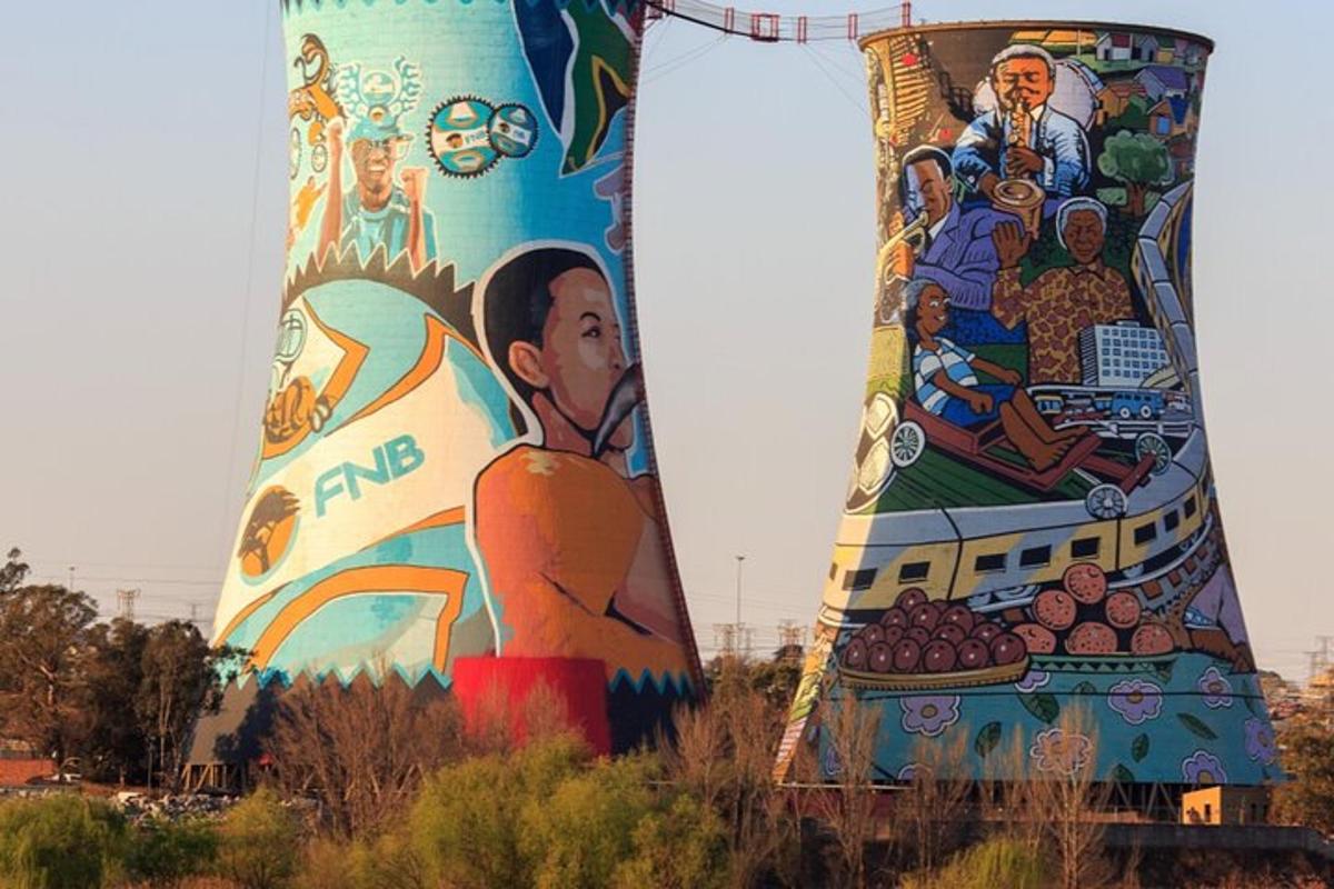 Un edificio alto con pinturas en sus costados.