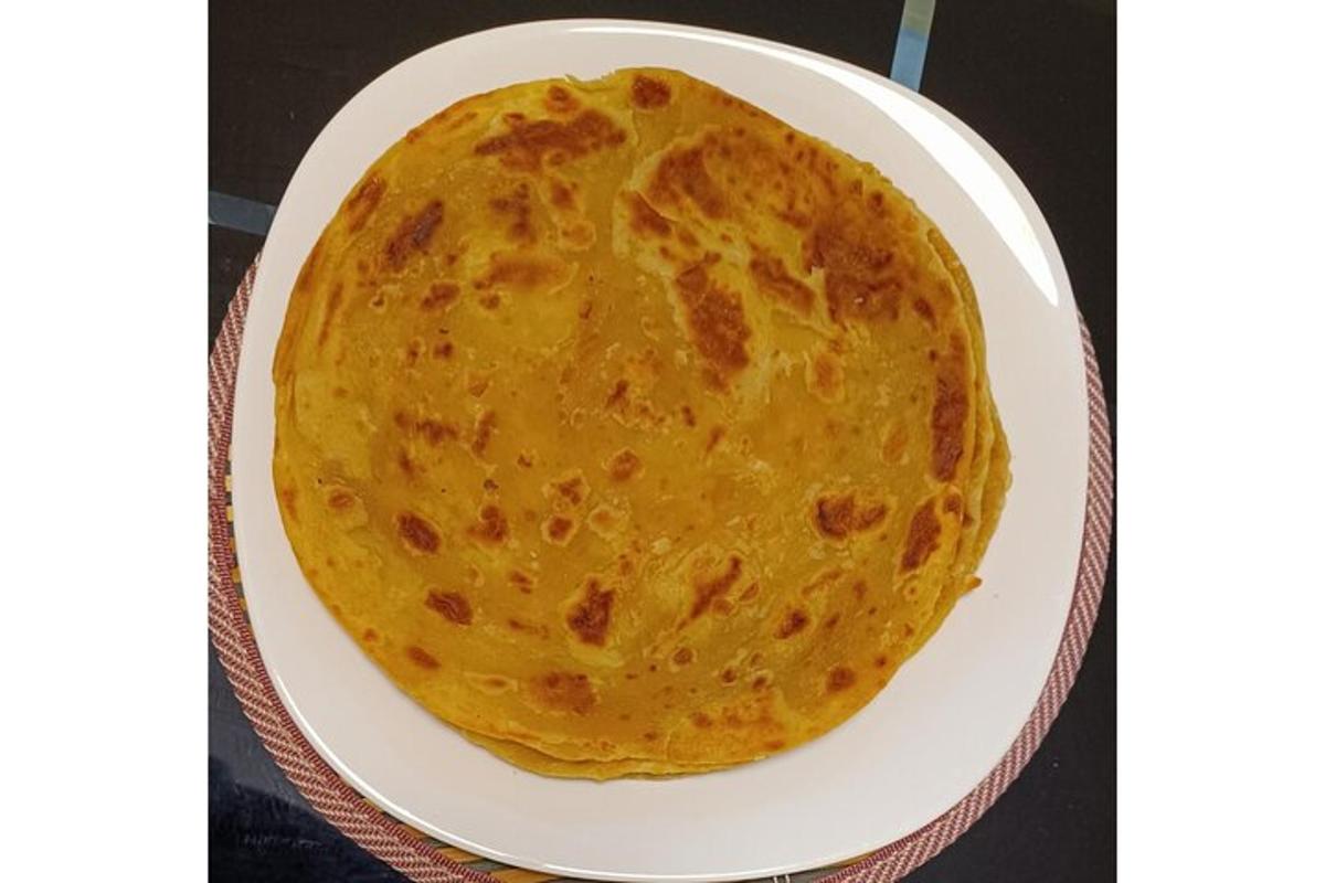 una tortilla appoggiata su un piatto su un tavolo