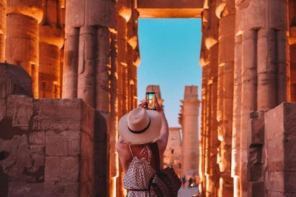 امرأة تلتقط صورة لأنقاض مبنى