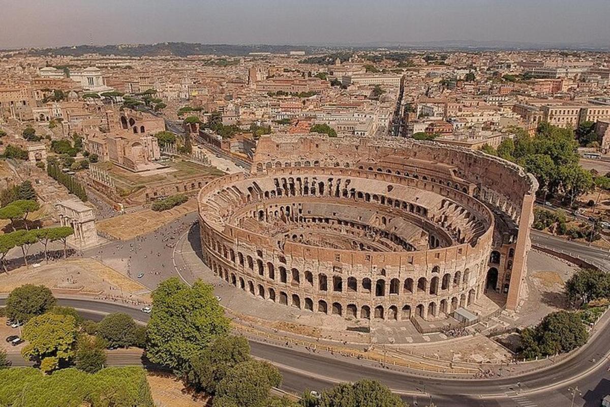 pemandangan udara colosseum dan bandar
