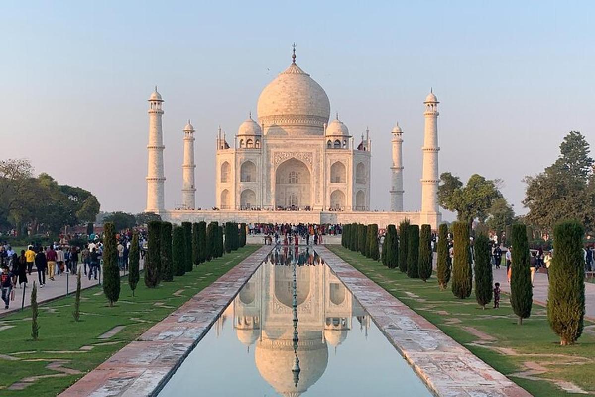 Útsýni yfir Taj Mahal og fólk gangandi í kringum það