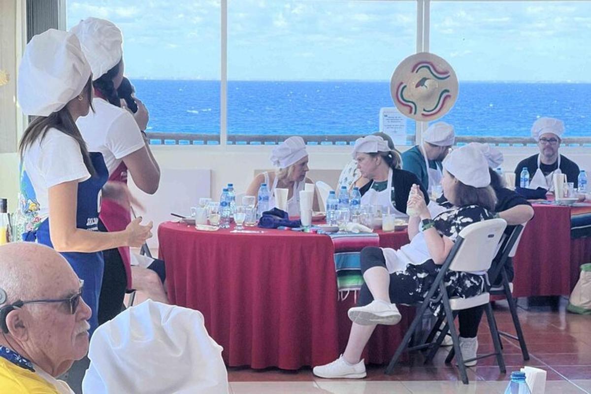um grupo de pessoas sentadas à mesa com o oceano