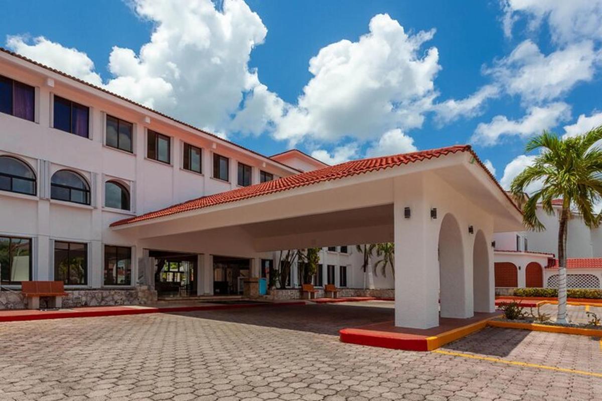 Un gran edificio con un pabellón delante.