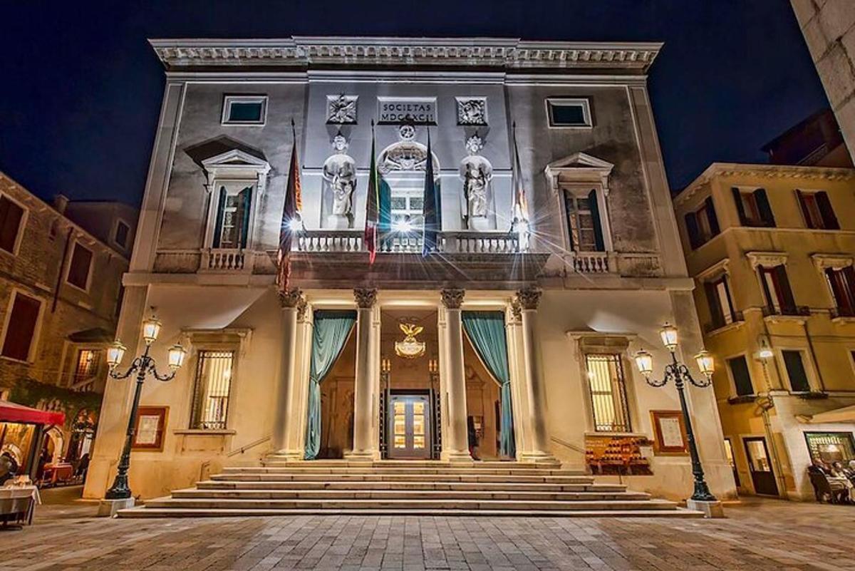 un edificio con una scala di fronte di notte