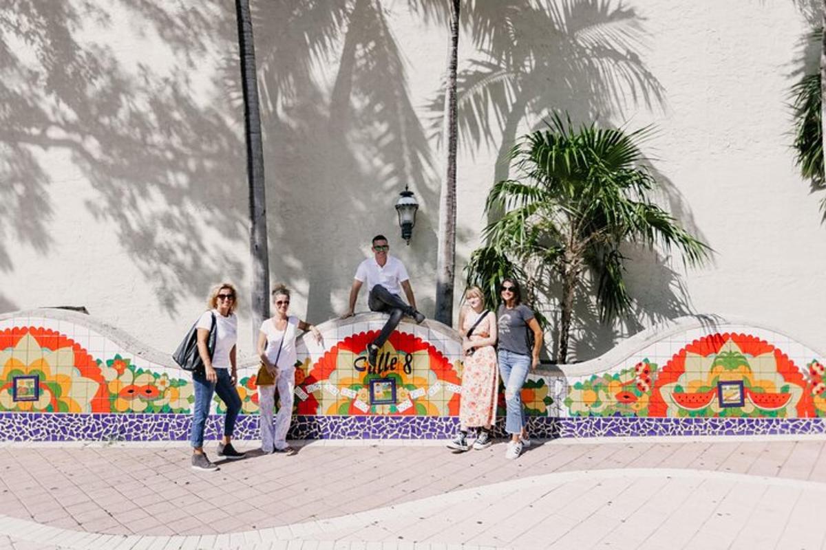 Un grupo de personas de pie frente a una pared
