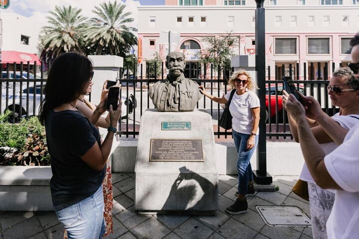 Un grupo de personas tomando fotografías de una estatua.