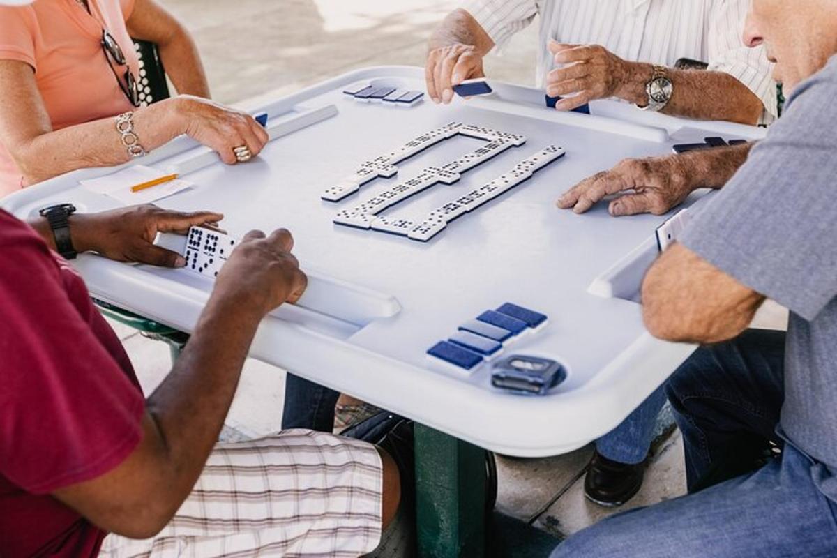 un gruppo di persone sedute attorno a un tavolo