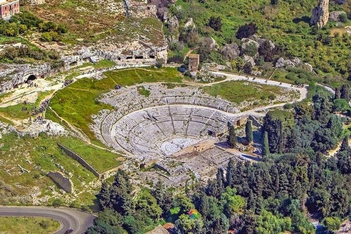 μια πανοραμική θέα ενός αμφιθεάτρου σε ένα βουνό