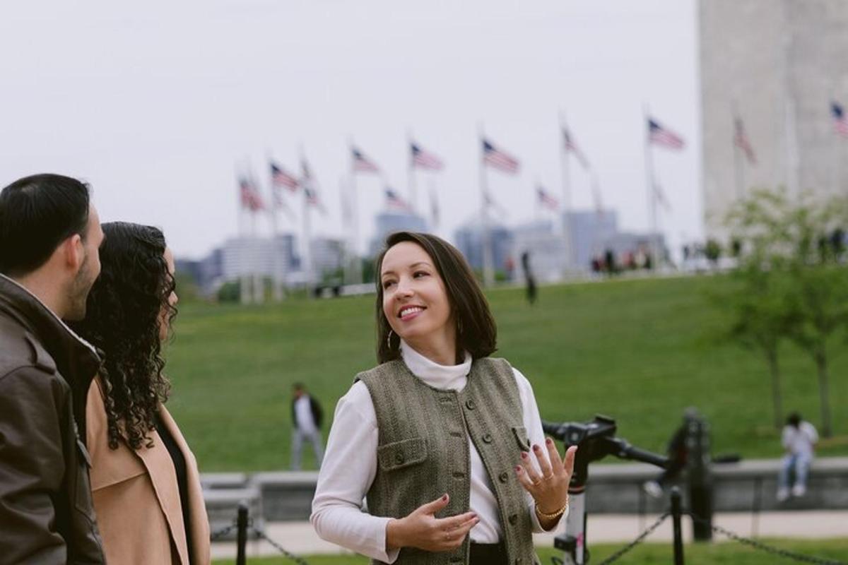 Skupina lidí stojících před Washingtonským monumentem