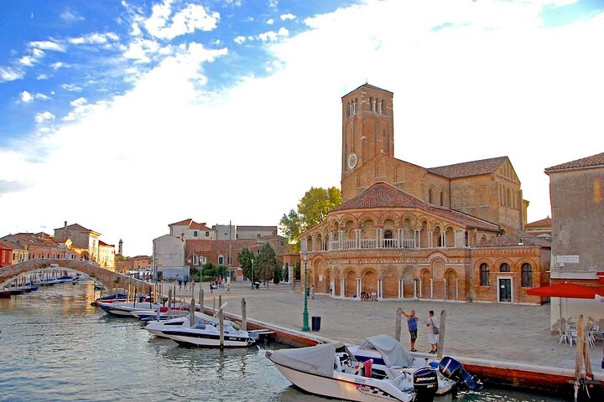 un grup de vaixells atracats en un canal davant d'un edifici