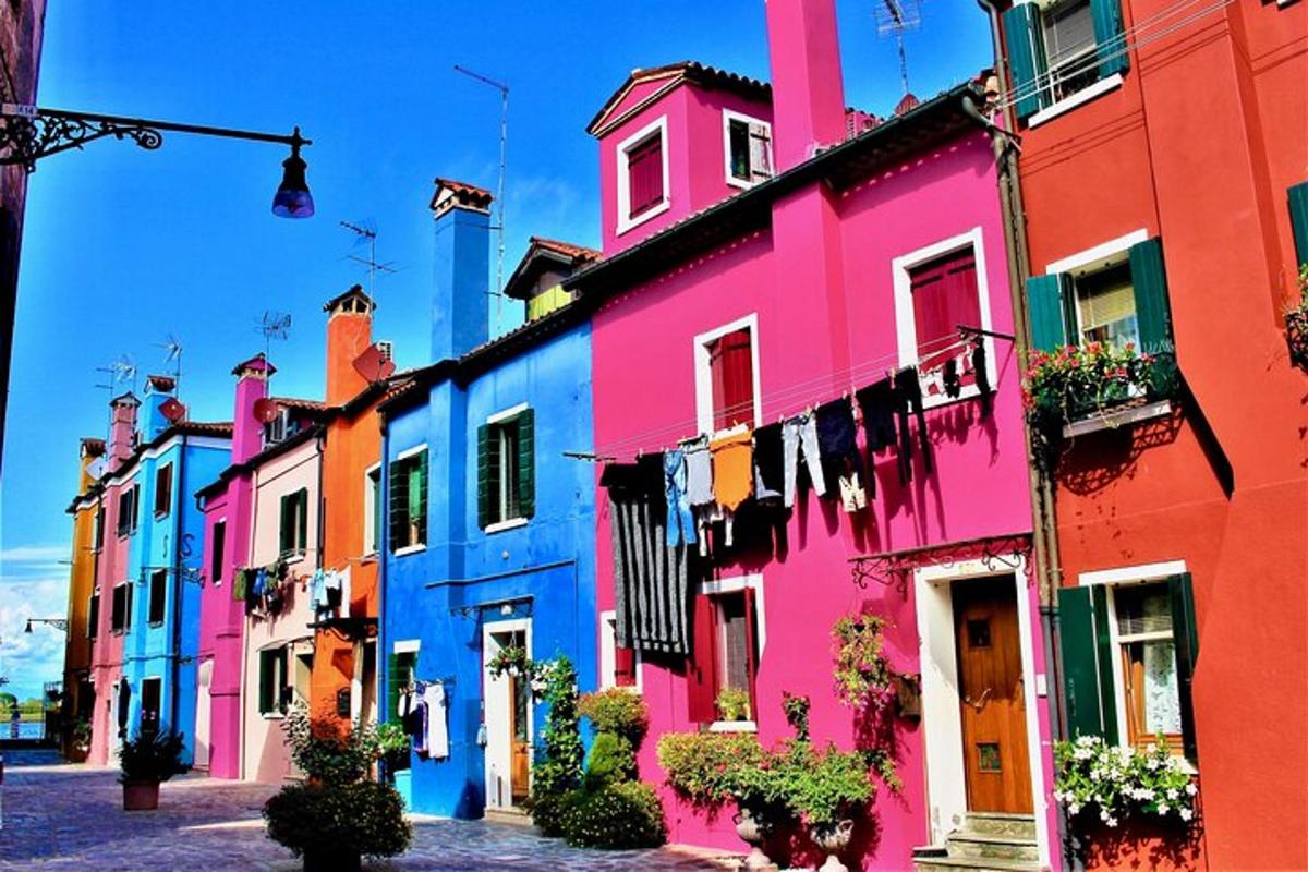 una filera d'edificis de colors vius en un carrer